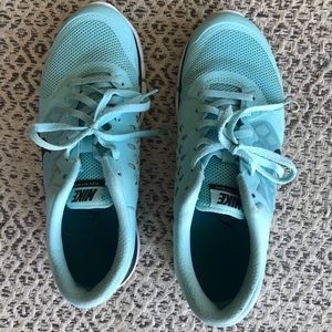 Nike women’s tennis shoes